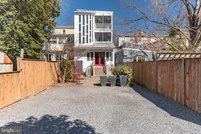 Building Photo - 187 Duke of Gloucester St