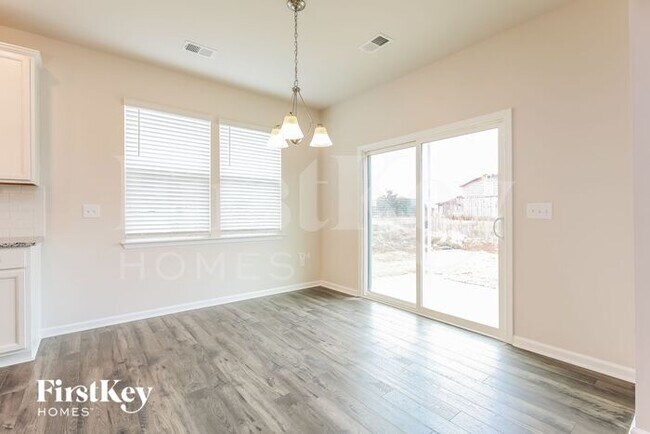 Building Photo - 807 Birchcrest Wy