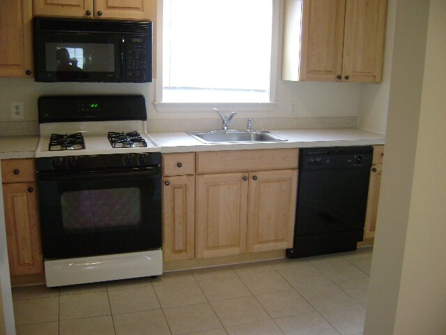 Apartamento A: Cocina - Regency Park (NO PETS ALLOWED)