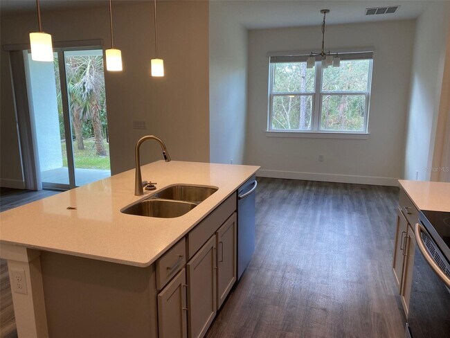 Foto del edificio - 7329 Helliwell St