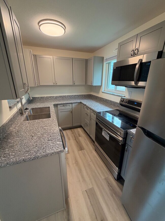 Building Photo - Riverside 2 bedroom/ 1.5 bath Newly Renovated