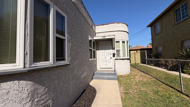 Foto del edificio - 6415 S Van Ness Ave