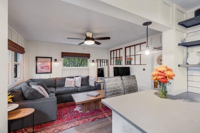 Building Photo - Fully Furnished Home Two Blocks from Main ...
