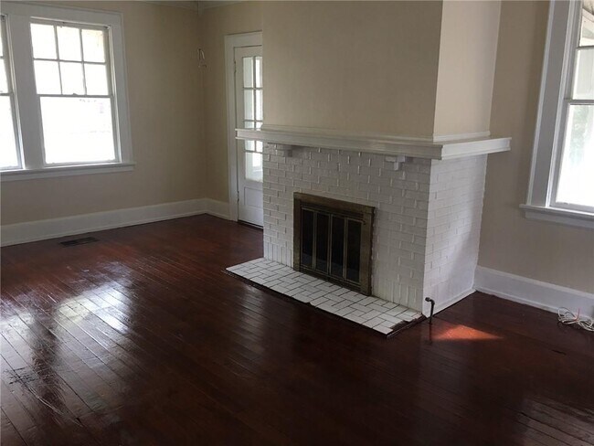 Building Photo - 210 5th St
