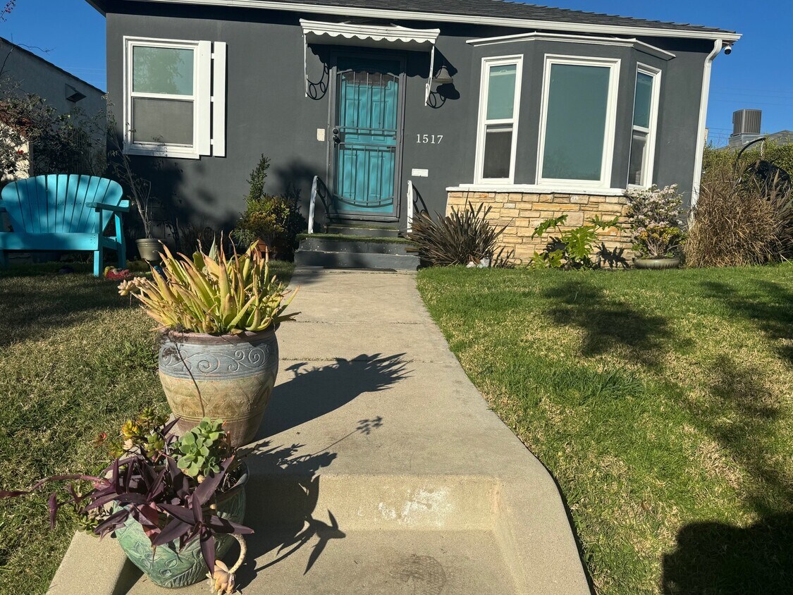Front Door Entrance - 1515 Hauser Blvd