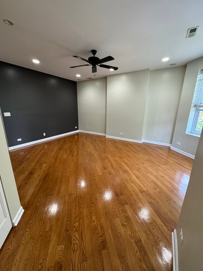 Living room - 1906 W Estes Ave