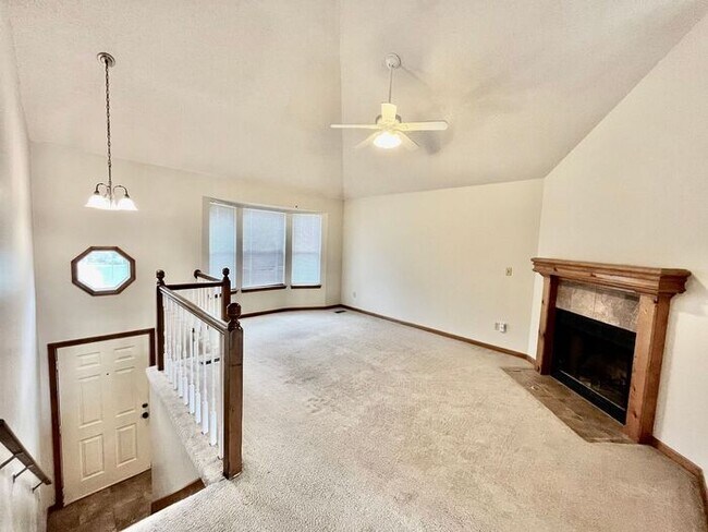 Building Photo - Spacious 3 bedroom, 2 bathroom duplex in N...