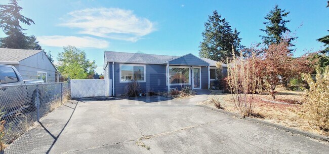 Building Photo - Absolutely Gorgeous 3 bd, 1 ba House locat...