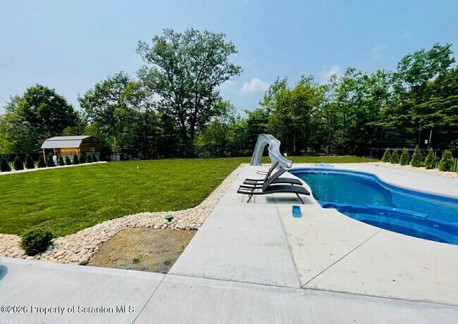 Foto del edificio - 124 Falcon Ln