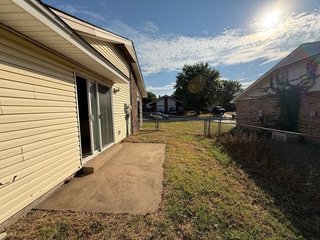 Building Photo - 5728 S Vancouver Ave