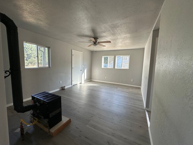 Building Photo - Remodeled 2 bedroom home in Myrtle Creek