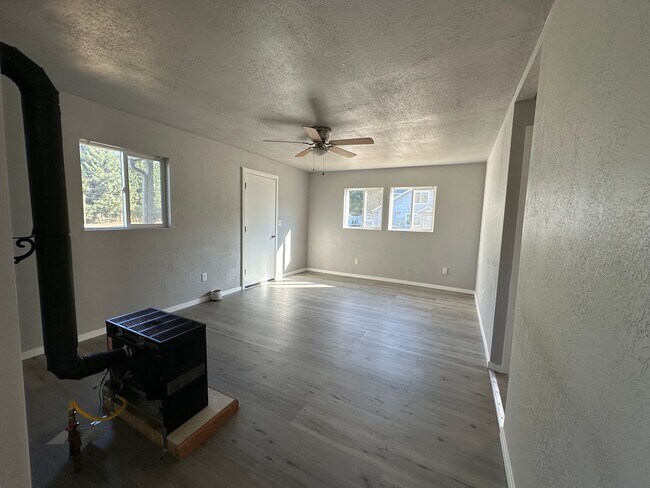 Foto del edificio - Remodeled 2 bedroom home in Myrtle Creek
