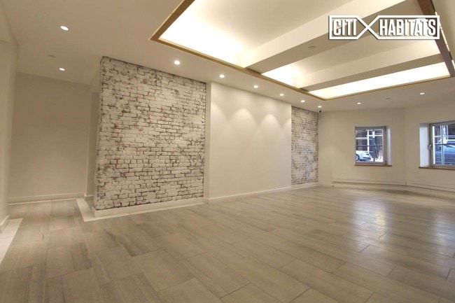 Building Photo - 100 W 81st St