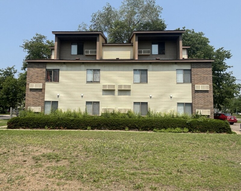 Building Photo - 418 5th Ave S