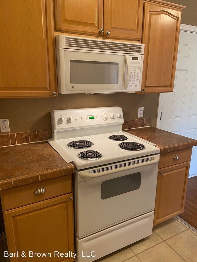 Building Photo - 3 br, 2 bath House - 541 Van Buren Rd.