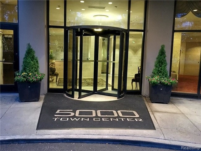 Foto del edificio - 5000 Town Center Dr