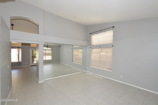 Foto del edificio - 1322 E Briarwood Terrace
