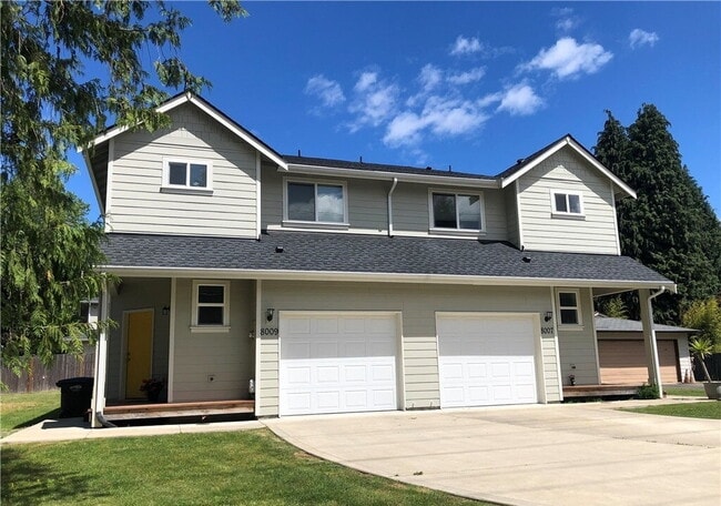 Foto del edificio - Updated University Place Townhome: 3 Beds, 2 Baths, Garage + Driveway Parking