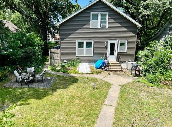Área trasera de la casa - 529 Euclid Ave