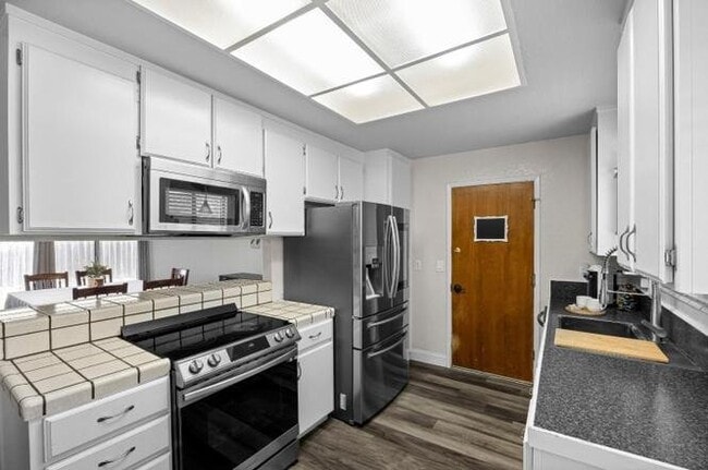 Building Photo - 930 Apple Ct