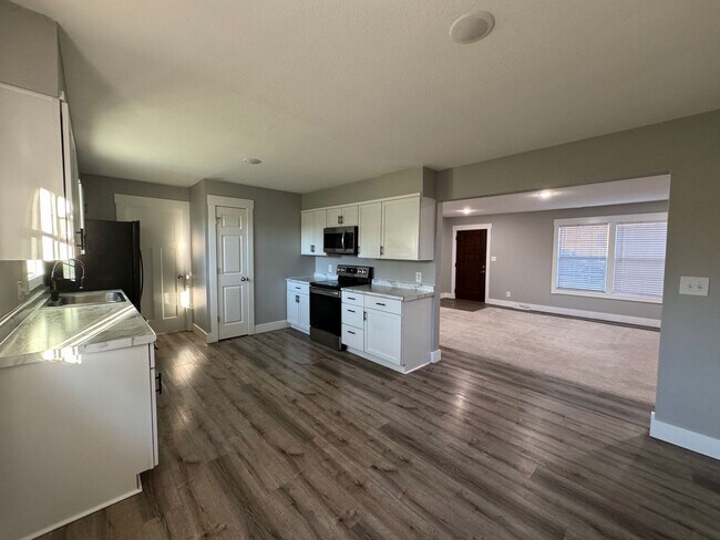 Building Photo - Location, Location, Location - 3 Bedroom H...