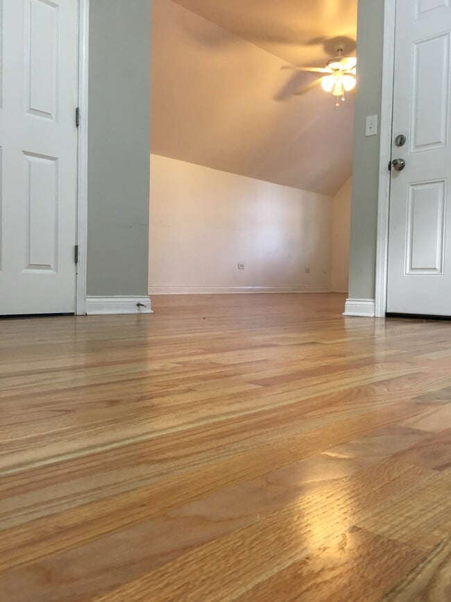 Dining and Living - 3112 W Diversey Ave