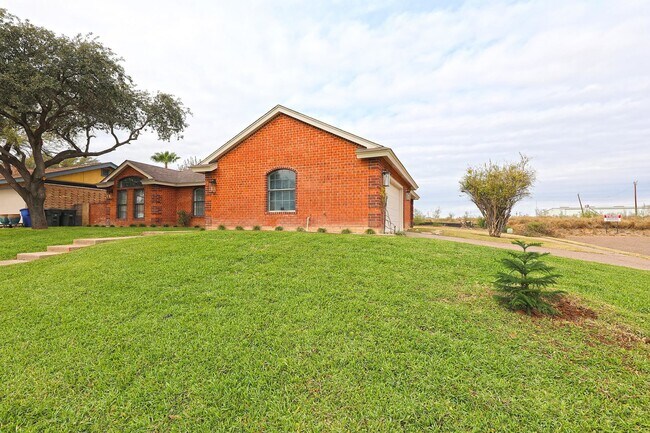 Foto del edificio - 220 Green Jay Ln