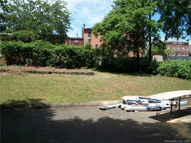 Foto del edificio - 124 Mill River St