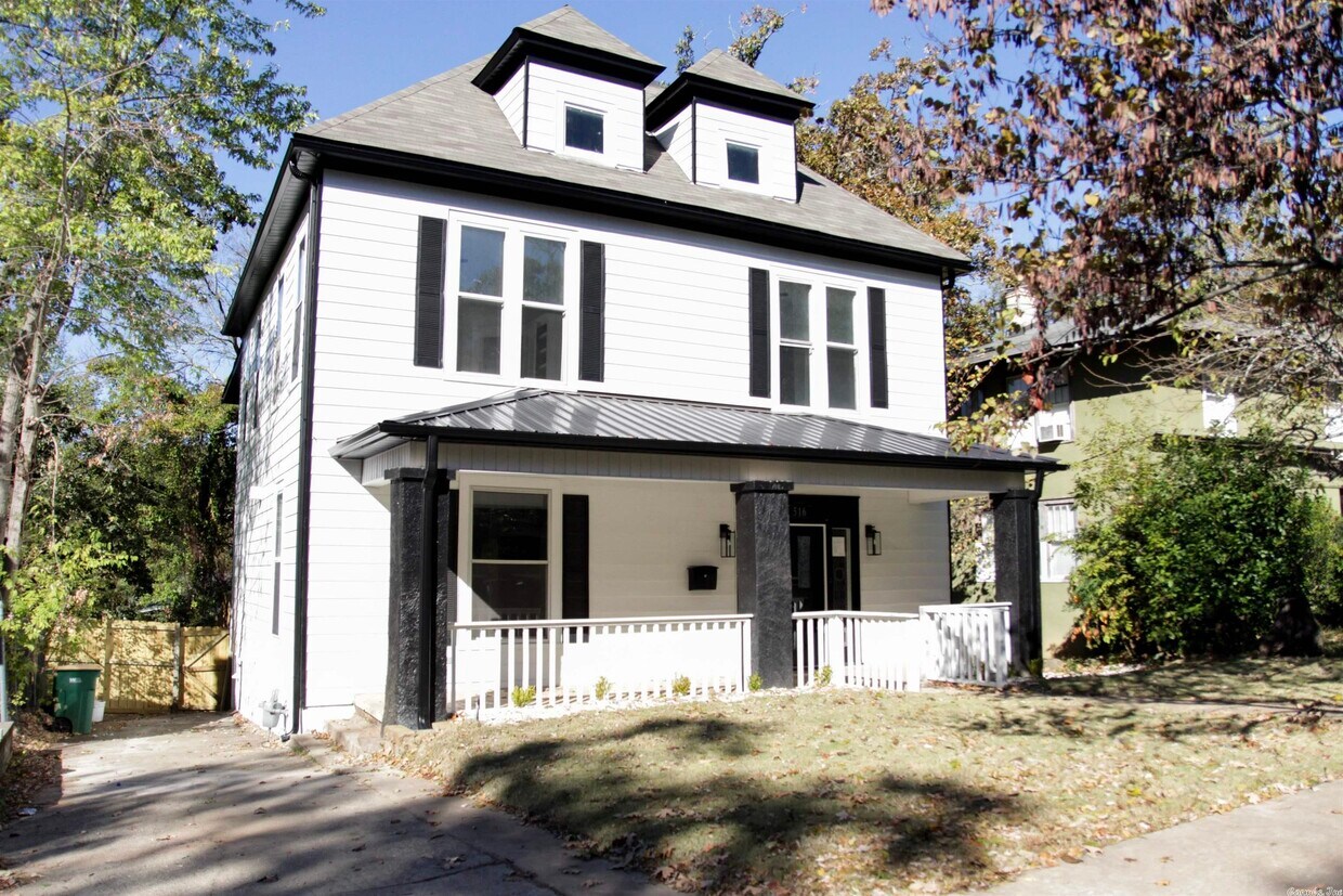 Primary Photo - 516 N Oak St