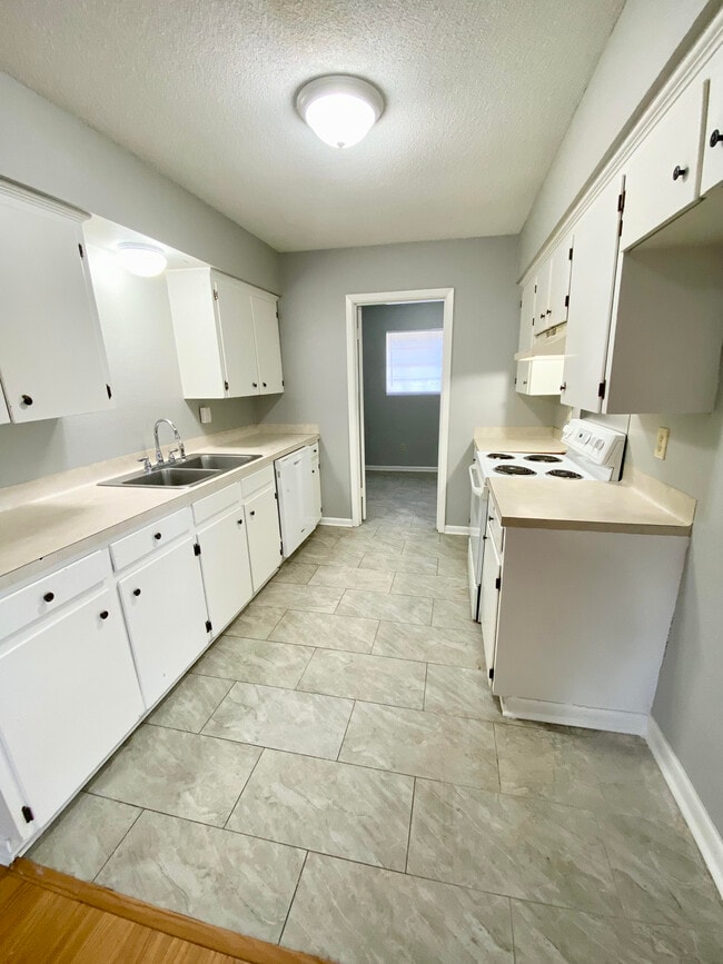 Building Photo - 302 Cottonwood Dr