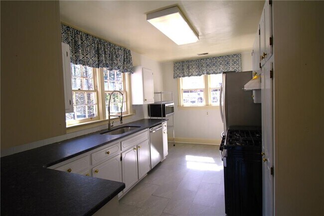 Building Photo - 2054 E Roxboro Rd NE