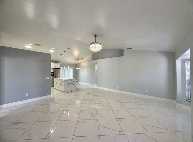 Foto del edificio - Stunning 3 Bedroom + Den Home with Fence +...
