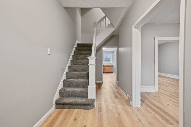 Building Photo - Beautiful Fully Renovated 4 Bedroom Home I...