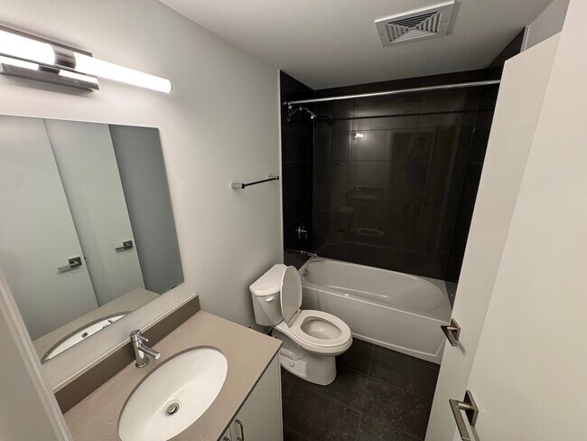 Photo du bâtiment - 322-223 Princess St - 1 Bed 1 Bath Condo F...