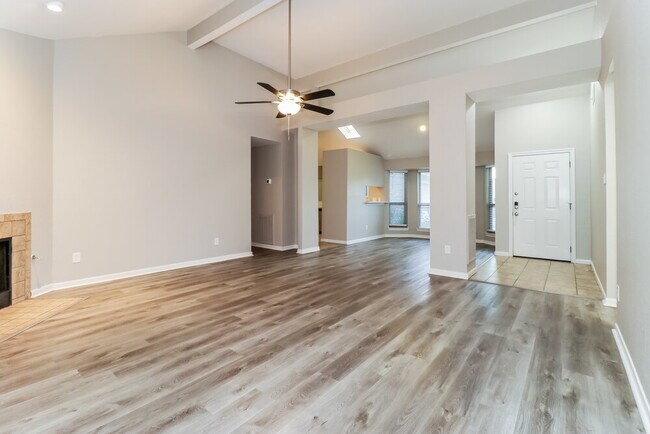 Building Photo - 107 Hollywood Dr