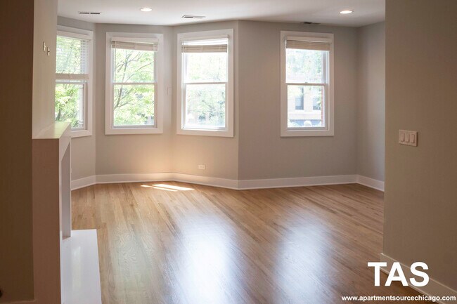 Foto del edificio - 2320 N Southport Ave