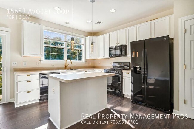 Building Photo - 4 Bed Townhome w/ Fenced backyard near I-95!