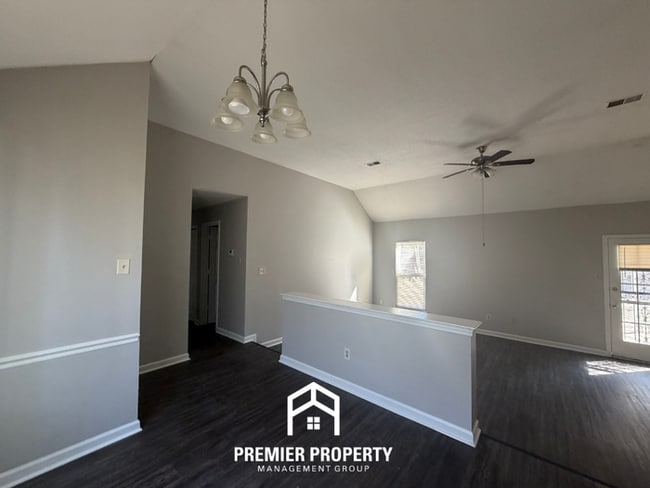 Building Photo - Charming 3BR Memphis Home with Fireplace, Built-Ins & Fenced Backyard