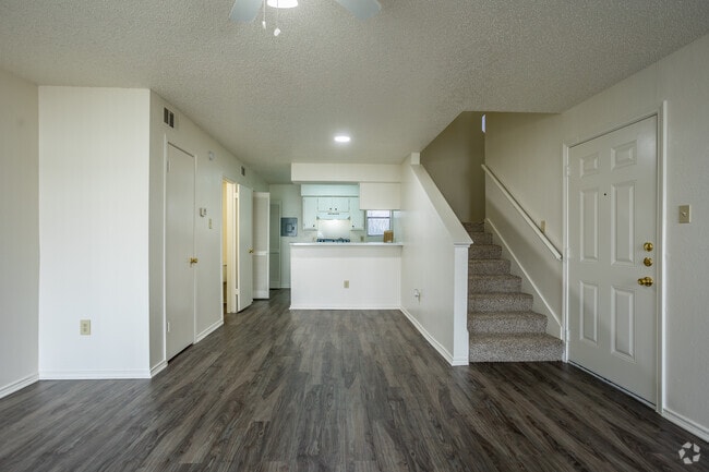 2 habitaciones, 1,5 baños, 975 pies cuadrados, área de comedor - FOX BEND APARTMENTS
