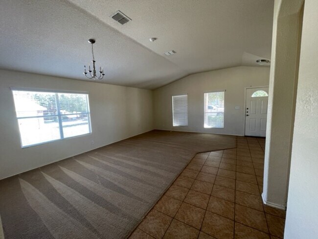 Building Photo - Ready For Move In - Large & Roomy 1 Story 4 Bed 2 Bath in NW San Antonio - Must See!