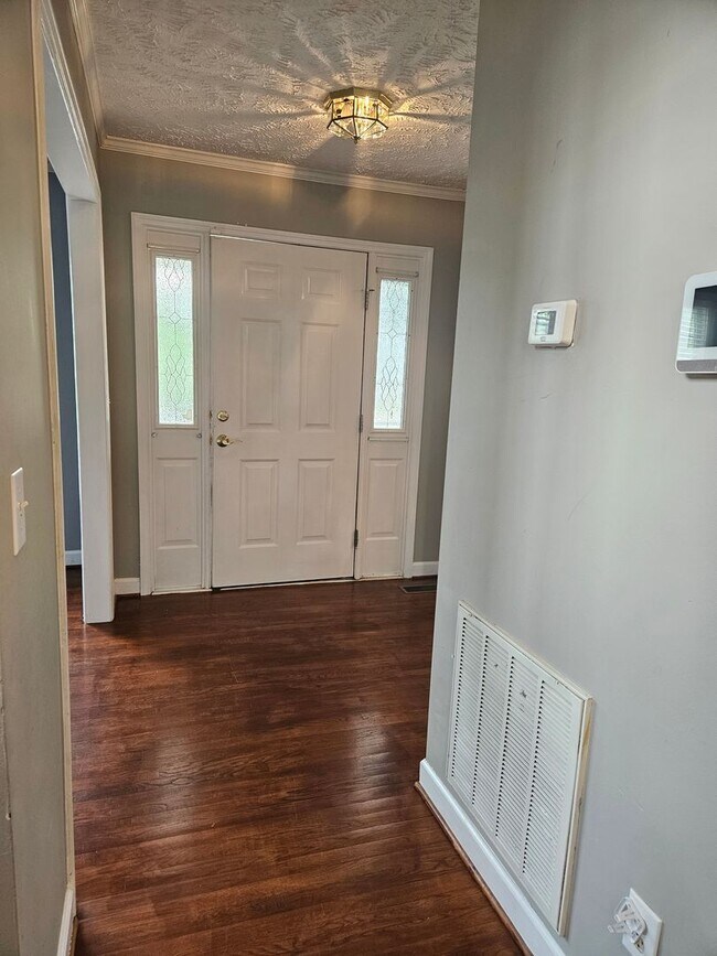 Foto del edificio - 4 Bedroom, 2.5 Bath Home Located in the Es...