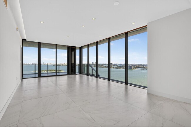 Foto del edificio - 700 NE 24th St