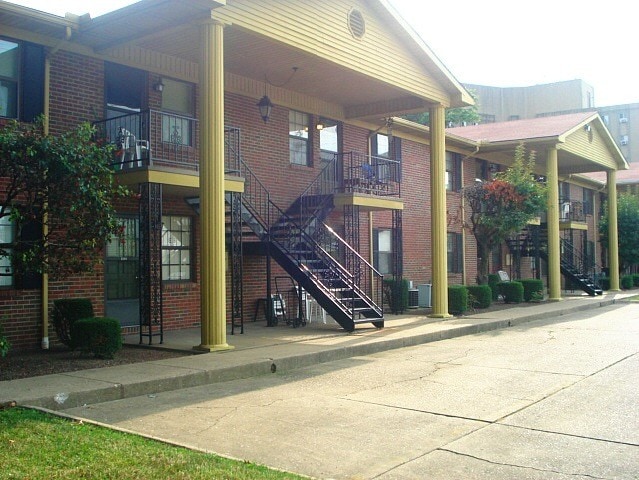 Primary Photo - 2300 W Iowa St