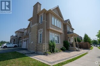 Building Photo - 349 W Lawn Cres