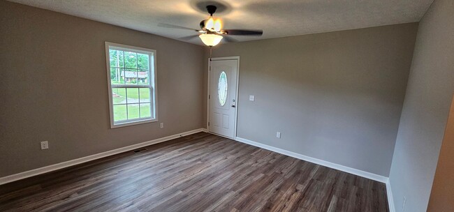 Building Photo - Move-In Ready Ranch Style Home In in Pictu...