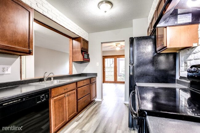 Building Photo - 3 br, 1.5 bath Townhome - 7 Helmsman Ct