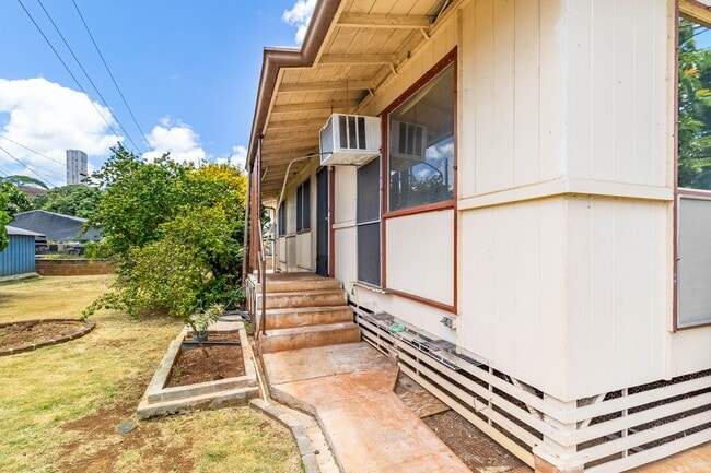 Building Photo - Charming 3 bedroom, 1 bath home with large...