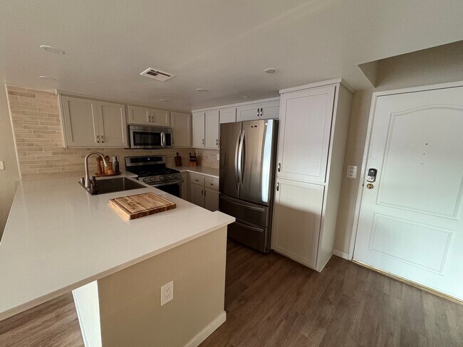 Eat-In Kitchen - 4750 Templeton St