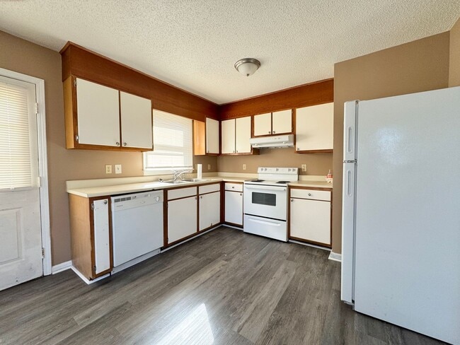 Building Photo - 3 Bedroom Convenient to A&T and Downtown G...