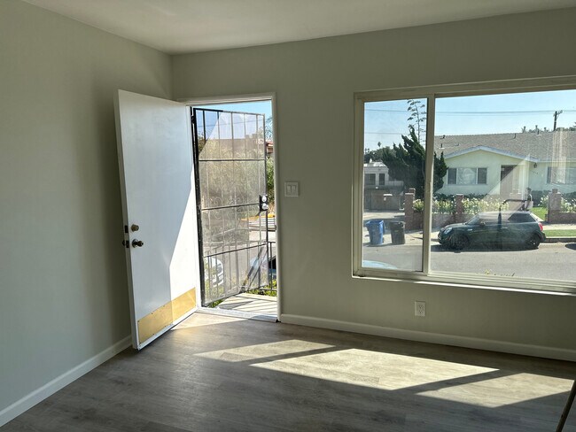 Building Photo - 11305 Biona Dr